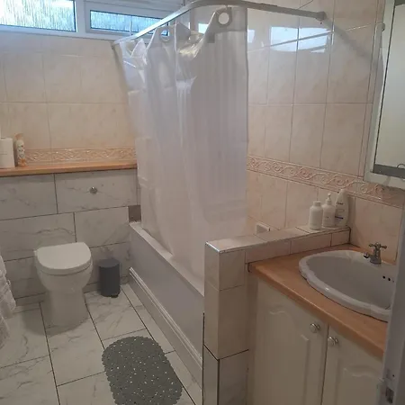 Spacious 2 Bedroom Flat Close To Gatwick Airport Ifield Exterior photo