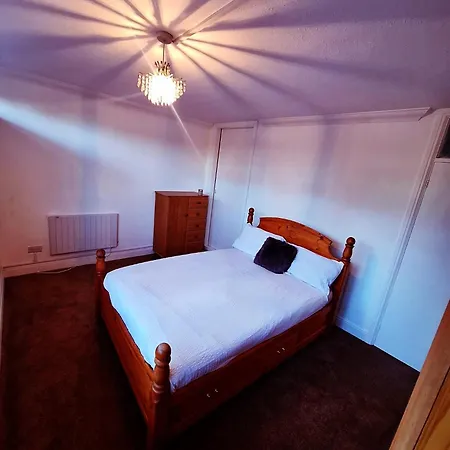 Spacious 2 Bedroom Flat Close To Gatwick Airport Ifield Exterior photo