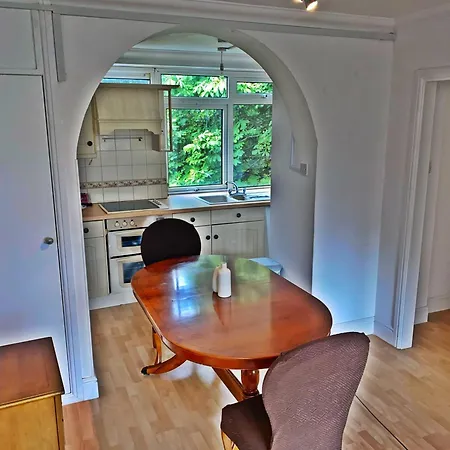 Spacious 2 Bedroom Flat Close To Gatwick Airport Ifield Exterior photo
