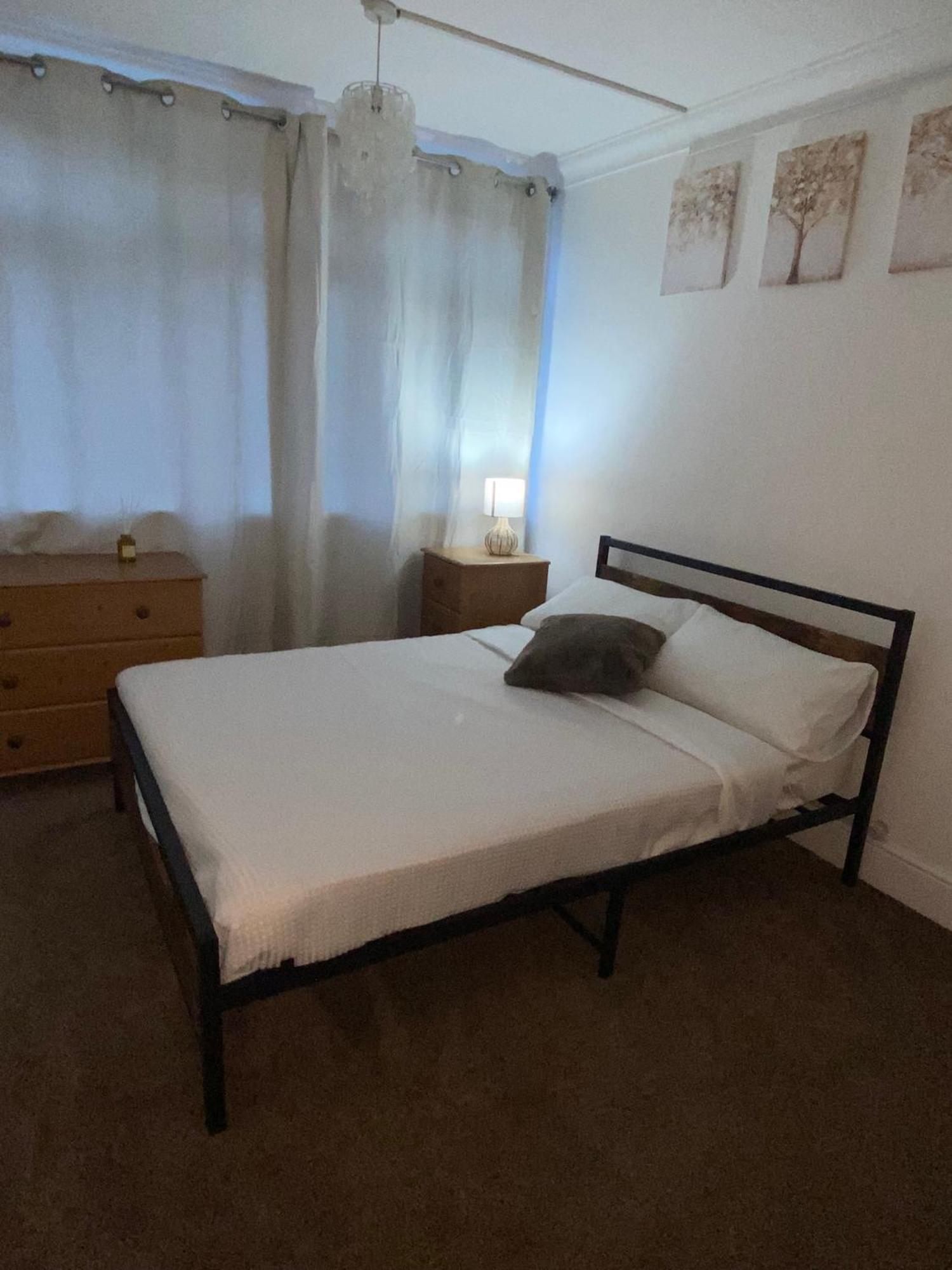 Spacious 2 Bedroom Flat Close To Gatwick Airport * Ifield