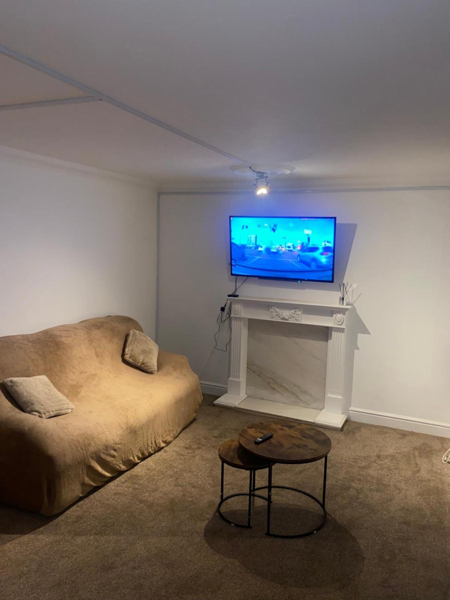 Spacious 2 Bedroom Flat Close To Gatwick Airport *