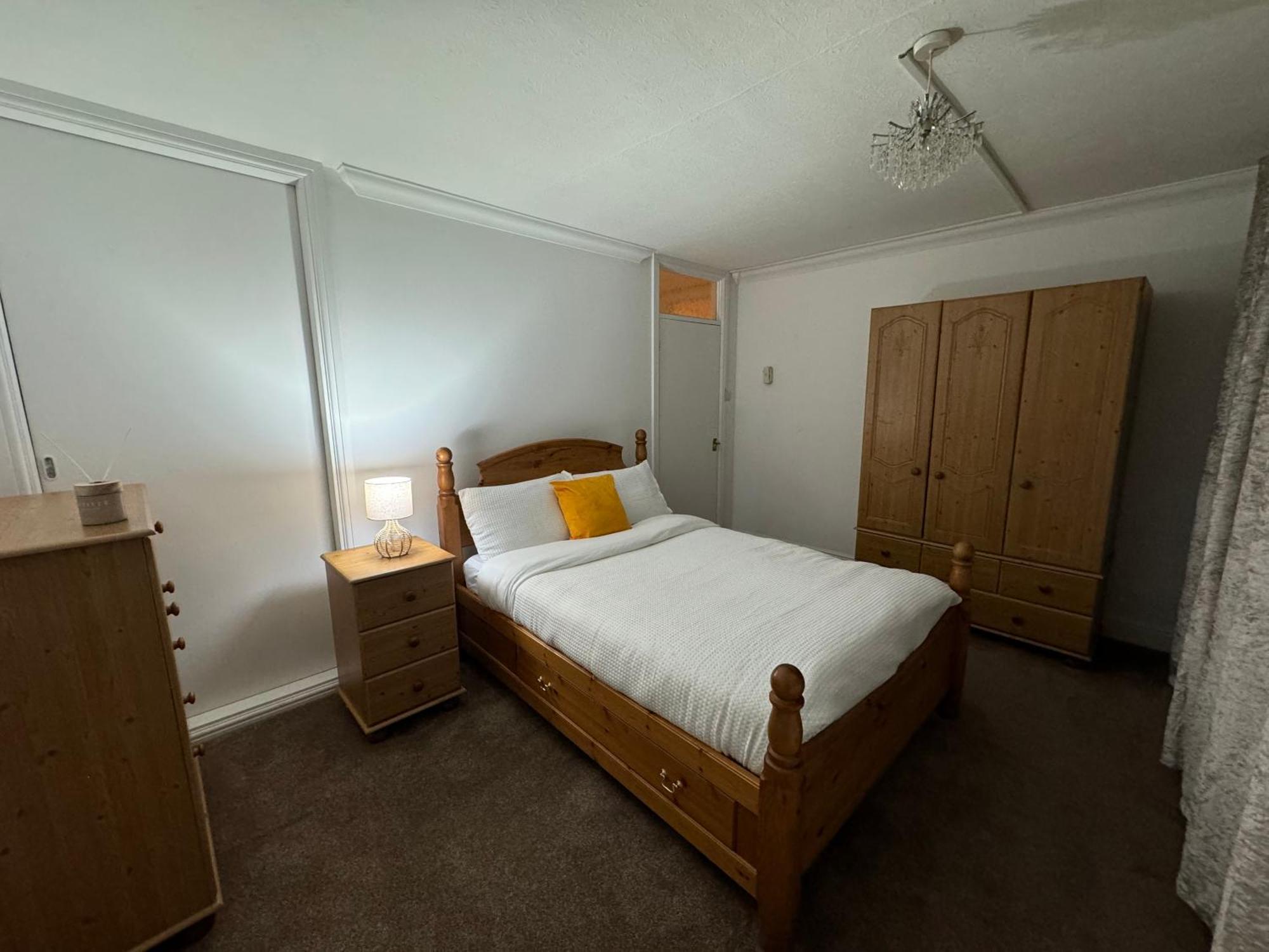 Spacious 2 Bedroom Flat Close To Gatwick Airport Ifield